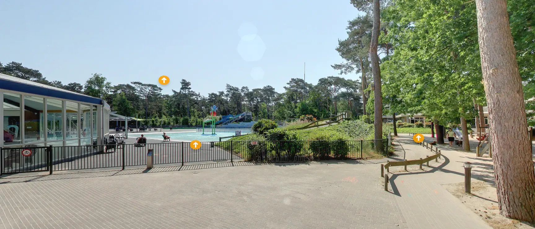 het zwembad van het vakantiepark in de virtuele tour