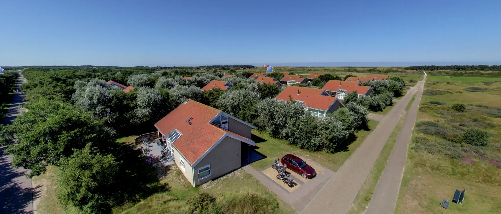 360°-hoogtefoto van de ligging van de verhuuraccommodaties van het vakantiepark